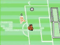 在这款比拼技巧的足球游戏中，所有玩家都努力“踢烂”对手的屁股