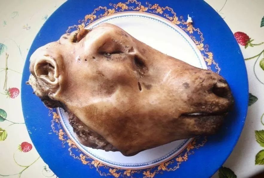 吃变臭鲨鱼肉，喝土豆香菜酿的酒，冰岛人的美食真让人出乎意料！