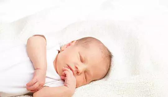 孩子晚上睡觉吃手怎么解决,小孩子睡觉吃手怎么办