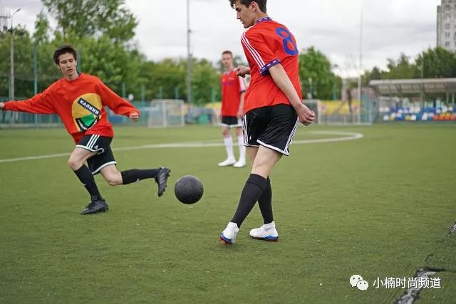 疯世足必备！6款超强‘足球主题’联名单品，让你看球赛也很潮