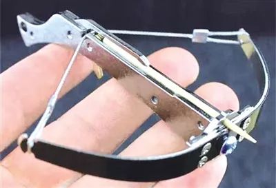 小孩往身体里塞弹珠,小女孩玩磁力珠不小心塞进鼻子里