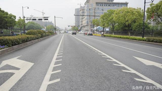 记住这些常见标线开车才不会被罚,容易扣分的交通标线