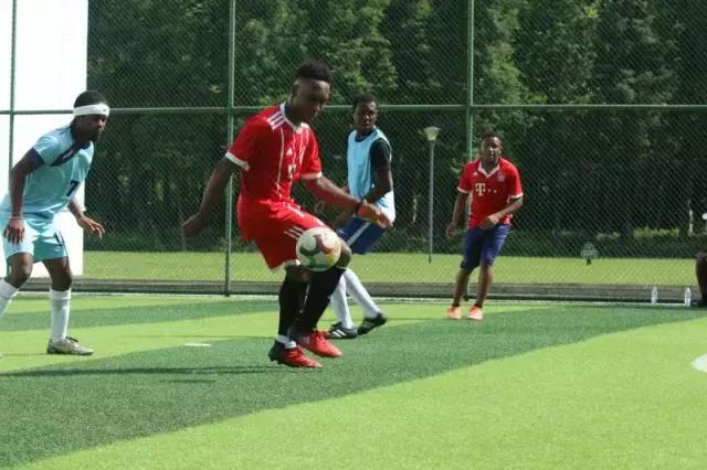 抢眼球！六国友人相聚郫筒踢“社区世界杯”过中国端午节