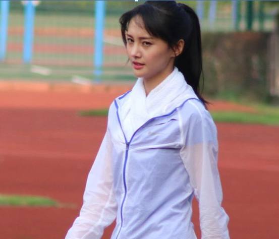 杨幂迪丽热巴黑色衣服,迪丽热巴穿杨幂同款卫衣现身