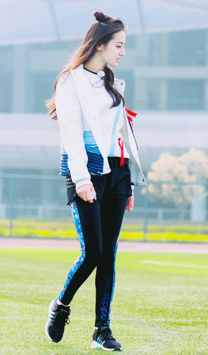 迪丽热巴粉色运动装,杨幂迪丽热巴的衣服