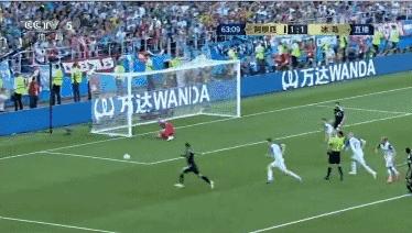 笑出腹肌,笑出腹肌采访中遇到伪球迷