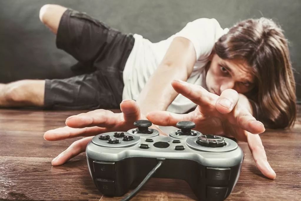 打游戏上瘾的孩子怎么挽救,孩子玩游戏成精神病