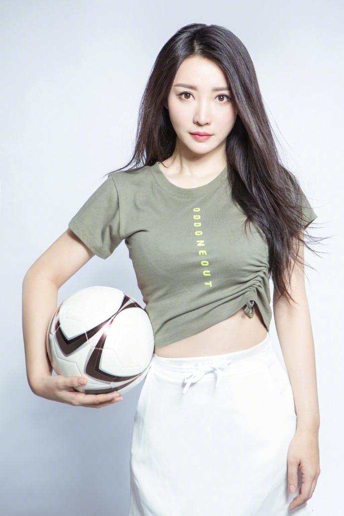 柳岩t恤搭配裙,柳岩穿条纹衣美图