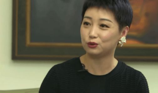 她2年还债8亿,三度把入狱丈夫捧上大陆首富,用一句话惹哭无数人