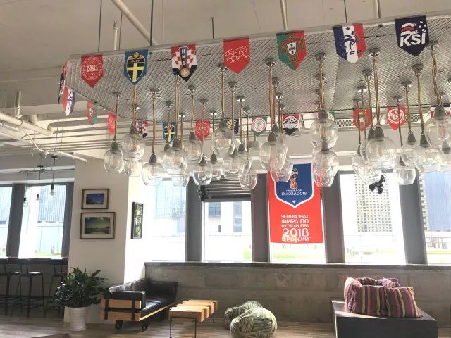 在公司露台看球！室内还是室外？pick一下