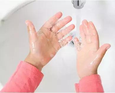 小孩发烧嘴里起泡有疹子,小孩发烧流感嘴巴起了好多溃疡