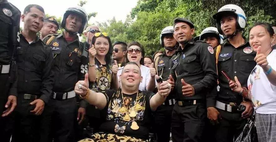 网传奇葩“亿万富豪”到柬埔寨撒钱!身边多名保镖随从