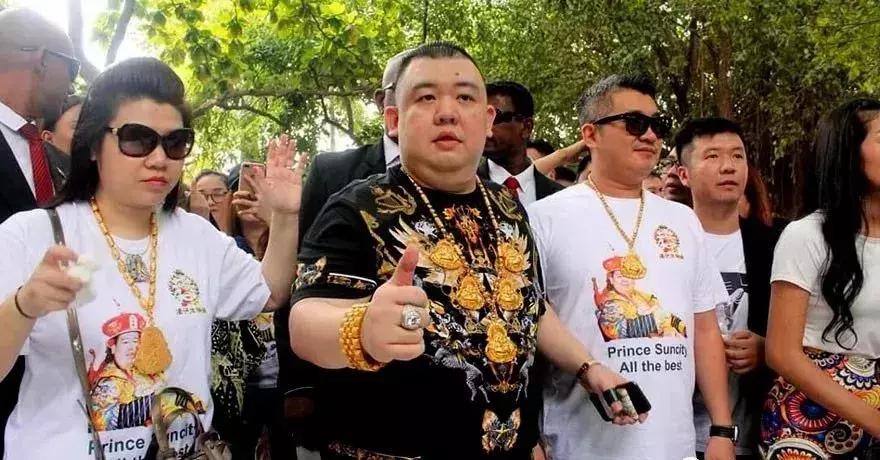 网传奇葩“亿万富豪”到柬埔寨撒钱!身边多名保镖随从