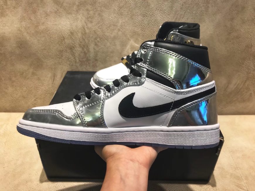 AJ1橘红、yeezy白斑马、ClotXAF1白丝绸、黑*弹子**哪双会更style