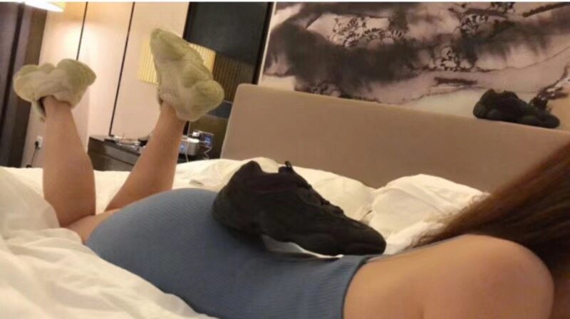 AJ1橘红、yeezy白斑马、ClotXAF1白丝绸、黑*弹子**哪双会更style