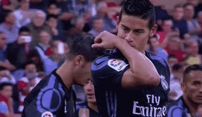 c罗没有进球靠在广告牌上,c罗把球踢得多高