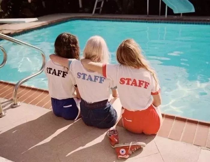 我们是茫茫人海中巧遇的相似灵魂,豆蔻年华里连结的双生花朵