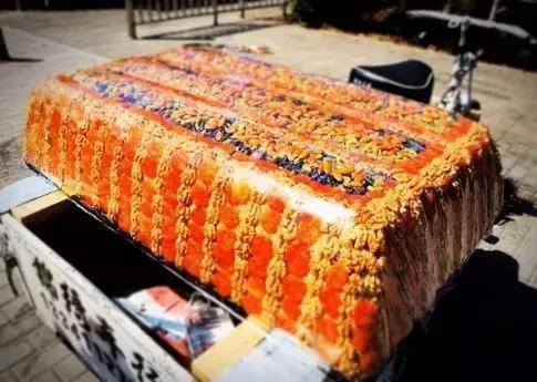 天津传统煎饼果子 (煎饼果子是天津人的小吃)