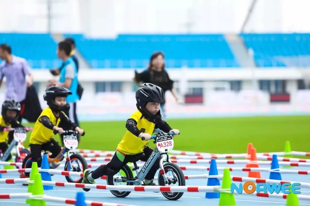 南京3岁萌娃,旋风小子骑平衡车