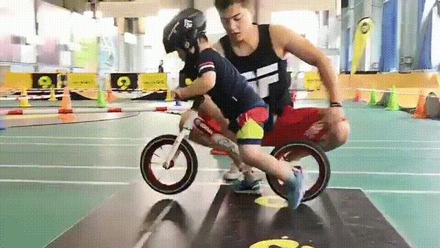 南京3岁萌娃,旋风小子骑平衡车