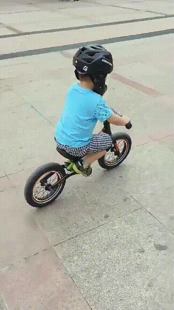 南京3岁萌娃，旋风小子骑平衡车