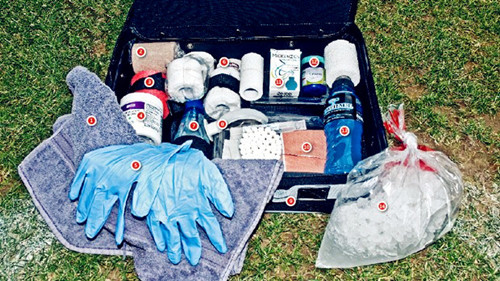 爆足球队医药箱有啥，堪比小型急救室但中国的队医配备各国都羡慕