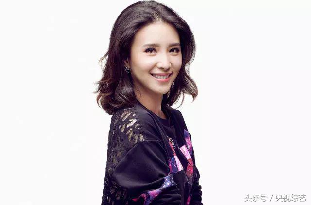 前喀麦隆国青队队员展示花式足球脚法,黄金舞台秒变绿荫场!