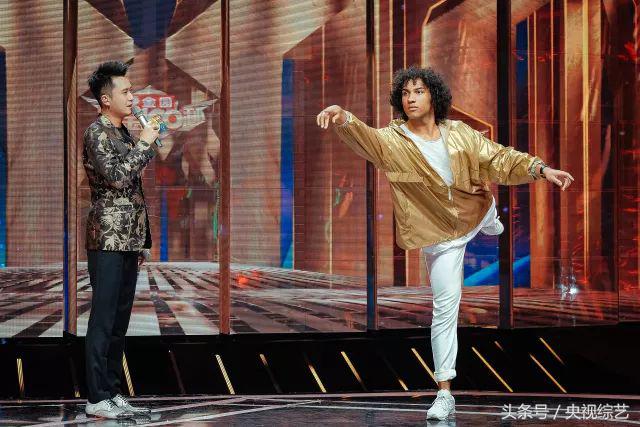 前喀麦隆国青队队员展示花式足球脚法,黄金舞台秒变绿荫场!