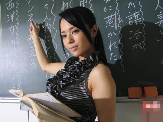 苍老师深夜看球不慎暴露身体缺陷，粉丝的评论却让她感动不已