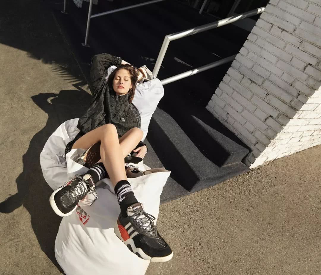 2019春夏男装走秀前试装王俊凯,王俊凯红衣时装周