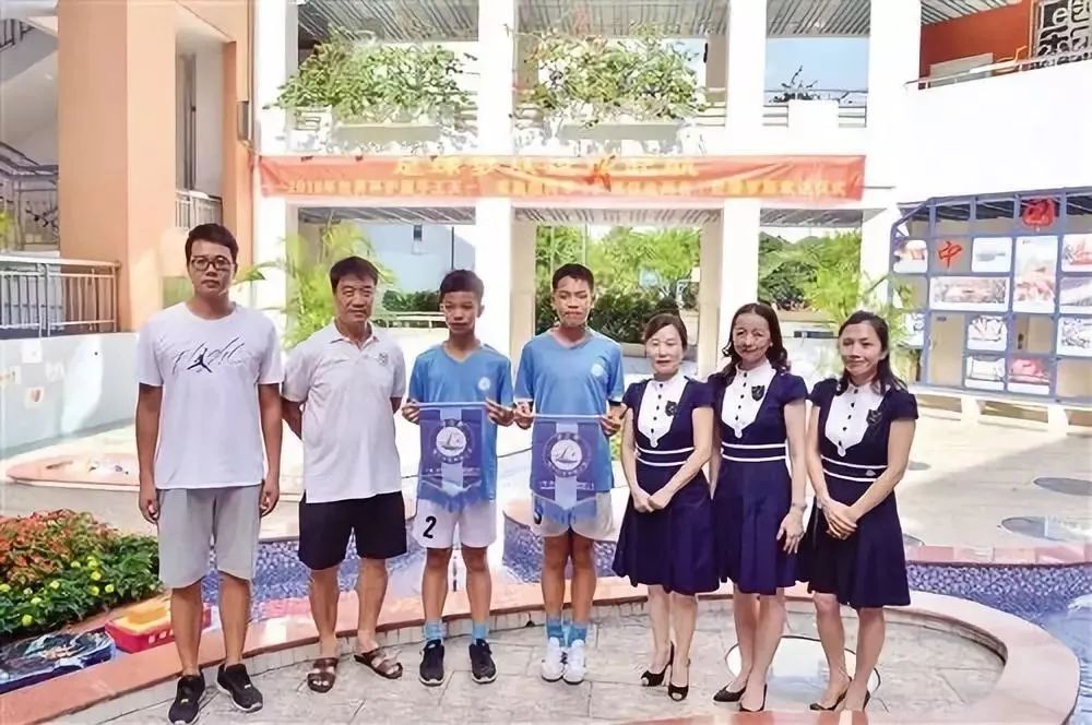 贵州少年担任世界杯护旗手,16岁成为世界杯护旗手