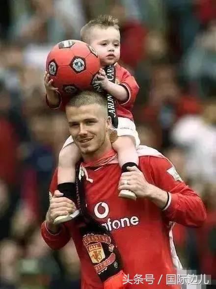 贝克汉姆儿子鞋子图片,贝克汉姆儿子像维多利亚