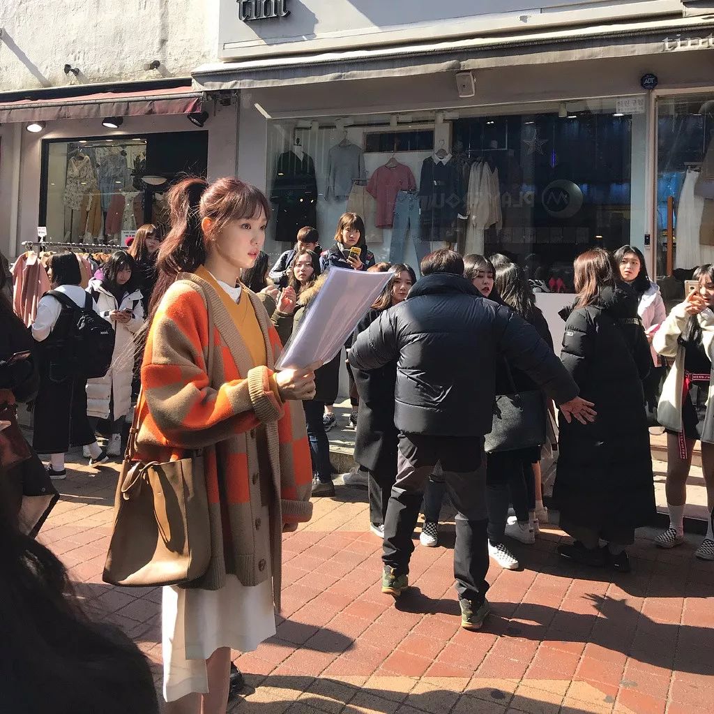 矮马尾扎发教程简单好看,你没见过的马尾扎法