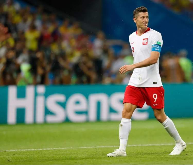 队长袖标戴在右臂的含义,队长袖标戴手臂上