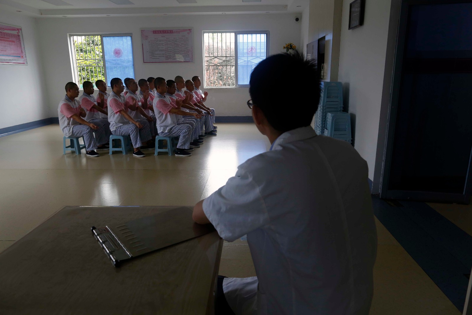 这位戒毒医生18年帮助15000人解除毒瘾,有人磕头谢恩