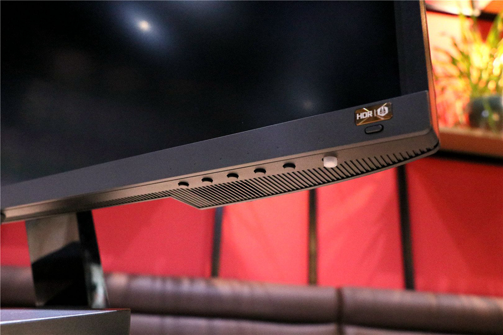 分享我自己在书房用的32英寸显示器,影音娱乐都很爽!