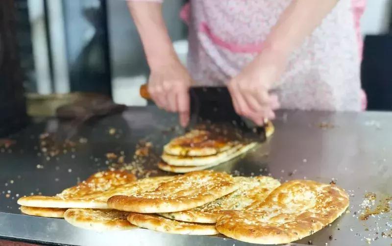 武汉美食必吃推荐粮道街饼夹烧卖,武汉一元路怪味烧饼几点开门