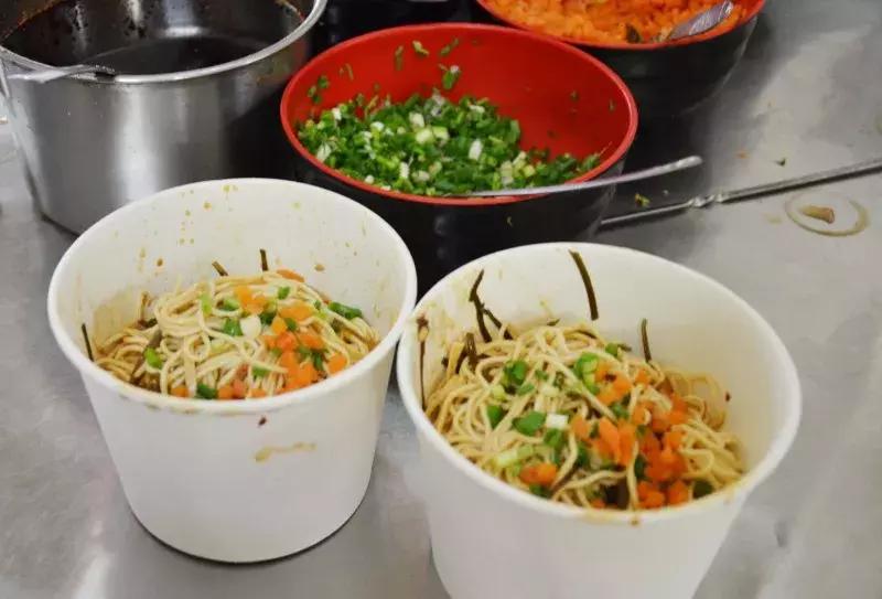 武汉美食必吃推荐粮道街饼夹烧卖,武汉一元路怪味烧饼几点开门