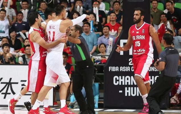 中国男篮打杜峰,贝尔赵继伟冲突杜峰肘击胡明轩