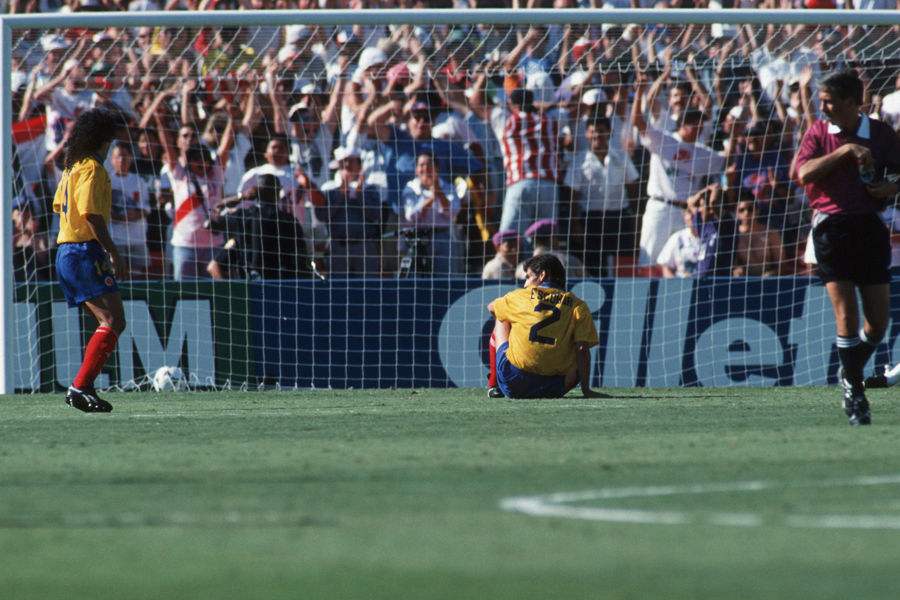 世界杯杀人事件：他踢了一个乌龙球，被射了12枪，总统出席葬礼