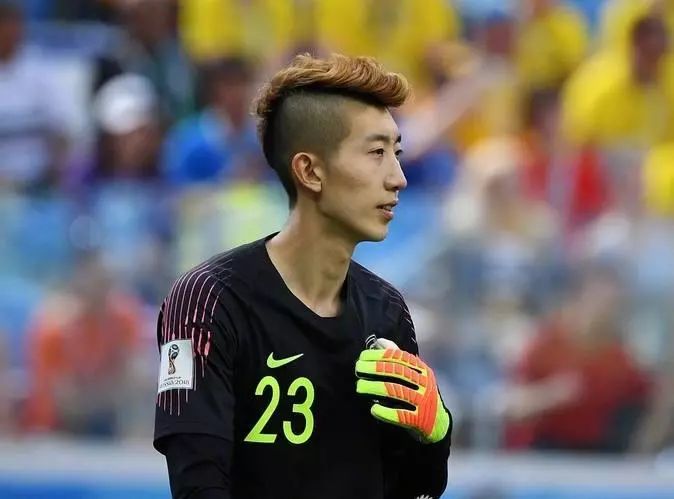 先不粉你了C罗！我被球场上那个化妆纹眉定发型的精致蓝孩吸引了