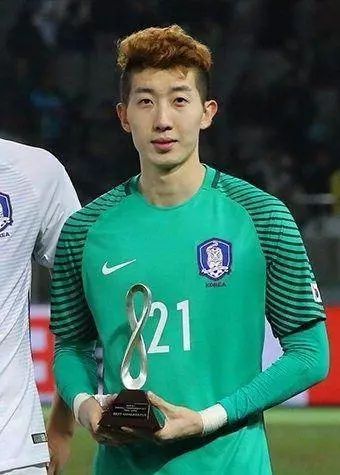 先不粉你了C罗！我被球场上那个化妆纹眉定发型的精致蓝孩吸引了