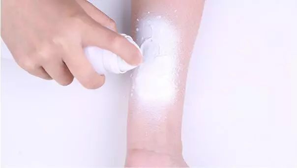 泰国美妆博主们力荐的“晒不黑”秘笈，1瓶=全身360度防晒+隔离+美白