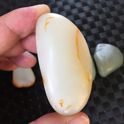 和田玉怎么分辨才是真正的和田玉,新疆和田玉和和田玉有什么区别