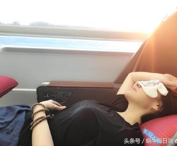 由“许晴拿袜子当眼罩”的新闻引发的网友关于“贫穷”的搞笑讨论