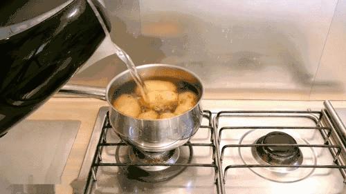 白色衣服放洗衣机变黄了怎么洗白,洗衣机洗衣服发黄变白的小妙招