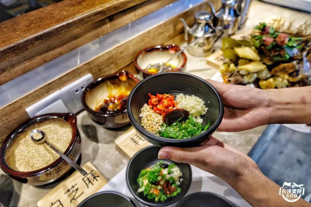 情怀总被烂梗消费,网红串串店长沙