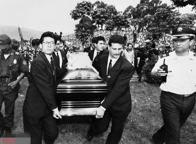 世界杯枪杀惨案视频,足球运动员乌龙球被杀