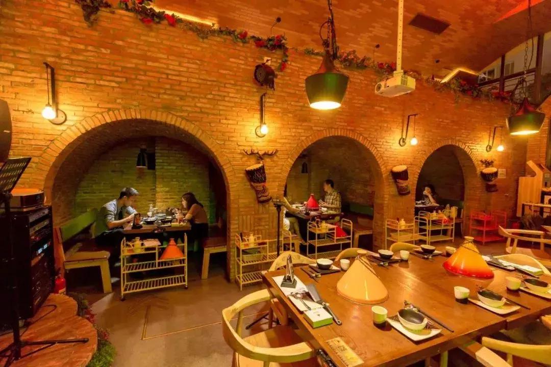 适合小情侣去的餐吧,一家很有情调和气氛的露天餐吧