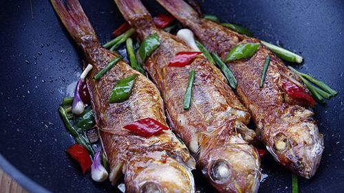 煎鱼很粘锅这是一个很头疼的问题，加一个步骤就能解决问题